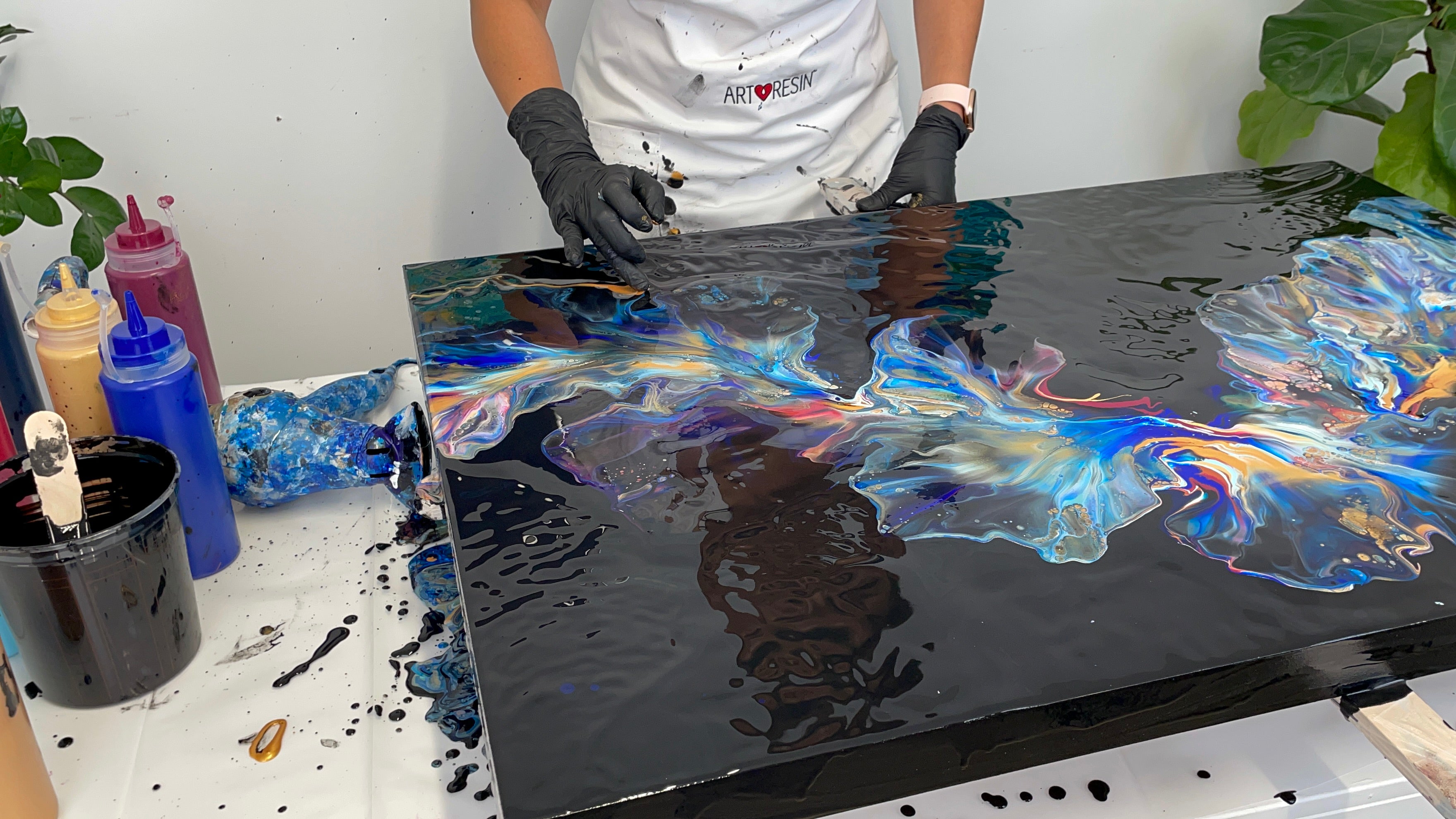 What is the Difference Between Resin Art and Acrylic Pouring/Fluid